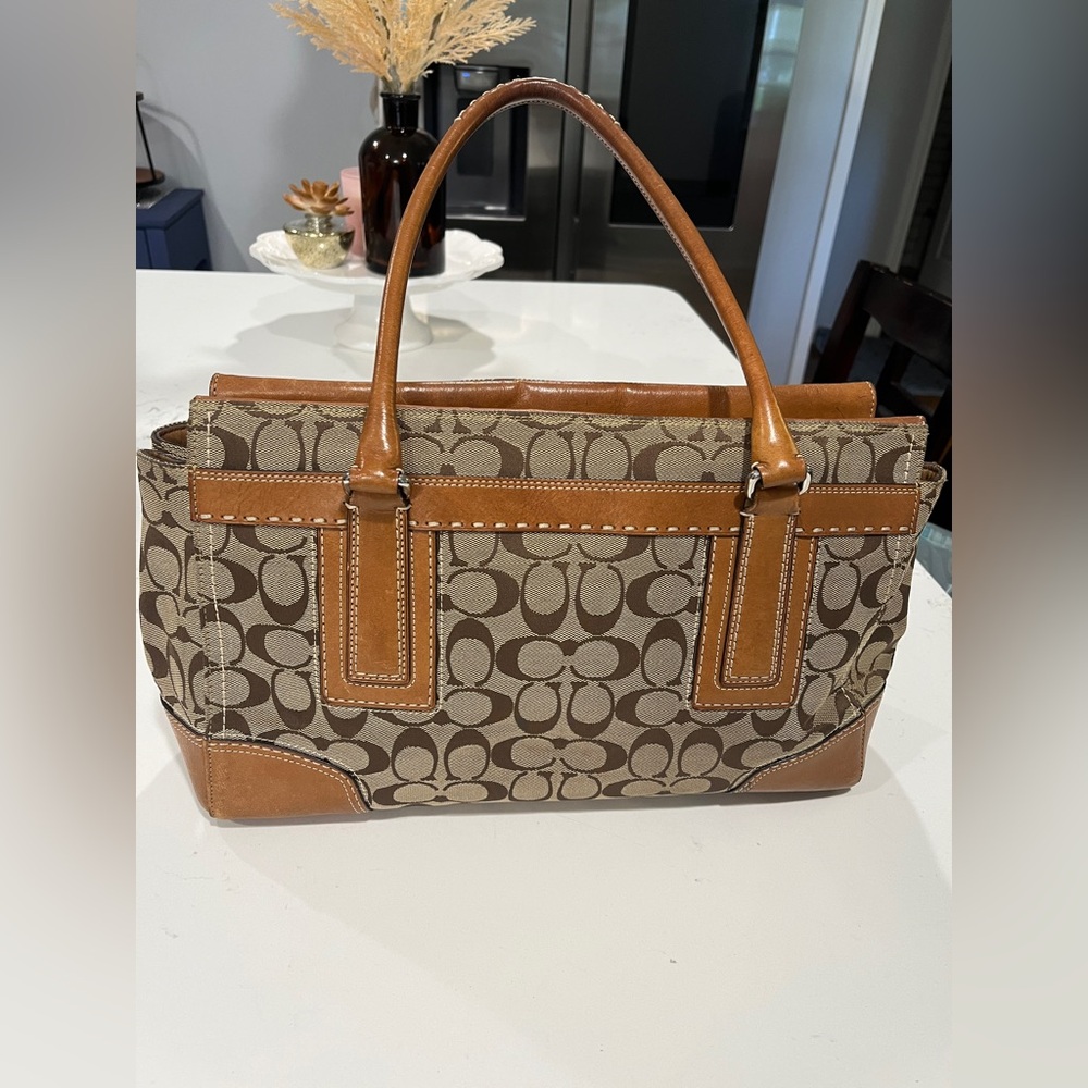Coach Bag! - Picture 4 of 16